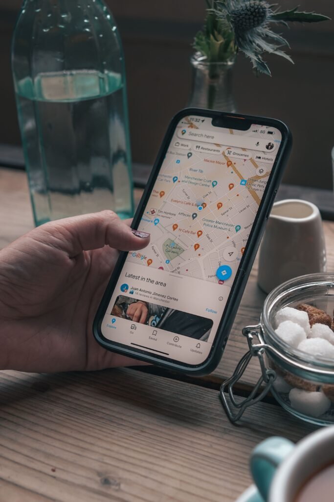 Recherche d’un commerce de proximité sur Google Maps depuis un smartphone