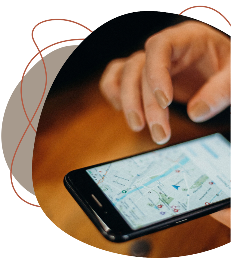 Smartphone affichant Google Maps et une fiche établissement Google
