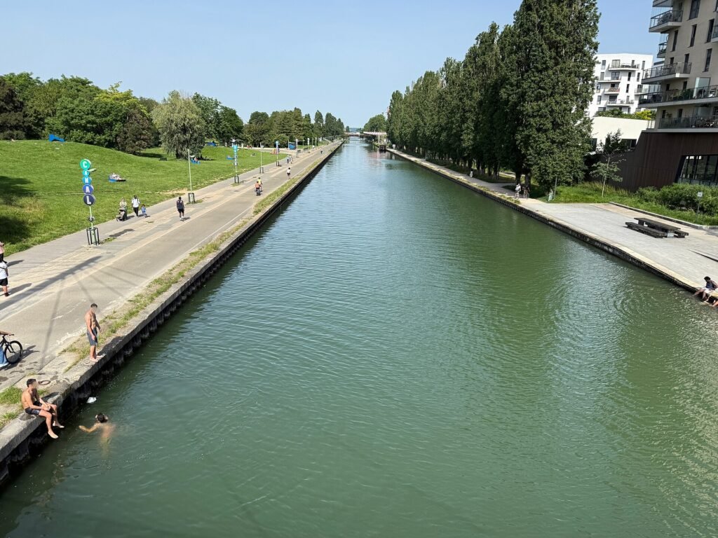 Berges du canal de l’Ourcq à Bobigny, au printemps